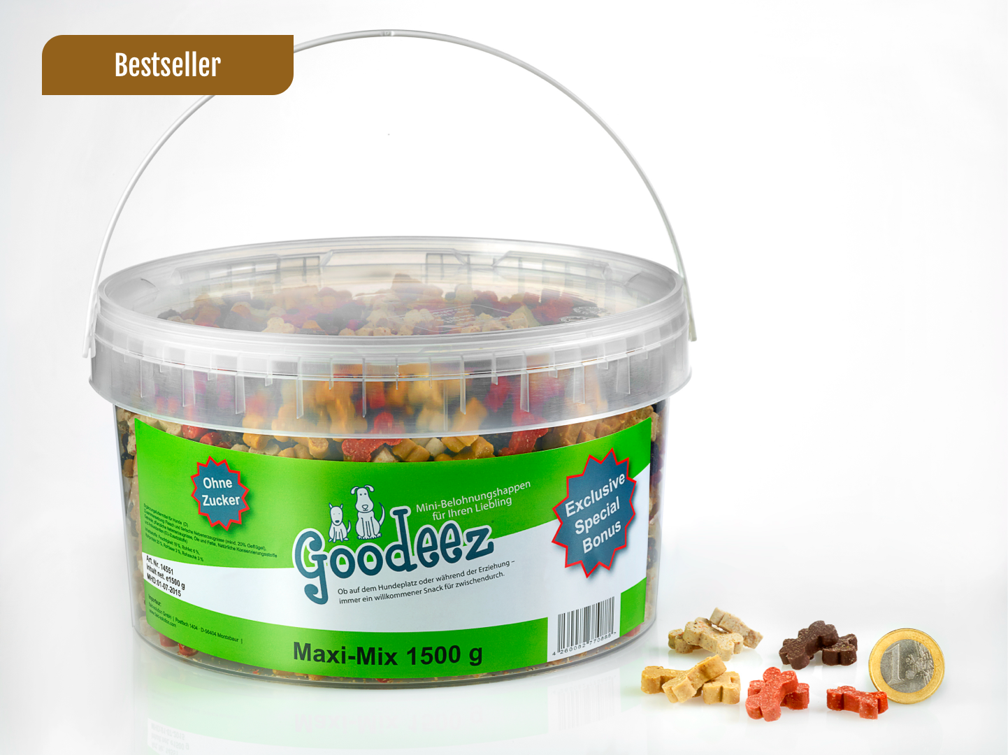 Eine Plastikwanne mit der Aufschrift Goodeez Mini-Belohnungshappen Trainer Maxi-Mix - 1,5 kg von Goodeez ist mit bunten Leckereien gefüllt, die neben einer 1-Euro-Münze und ein paar Leckereien abgebildet sind. Es erscheint ein "Bestseller"-Aufkleber. Ergänzungsfuttermittel für Hunde.