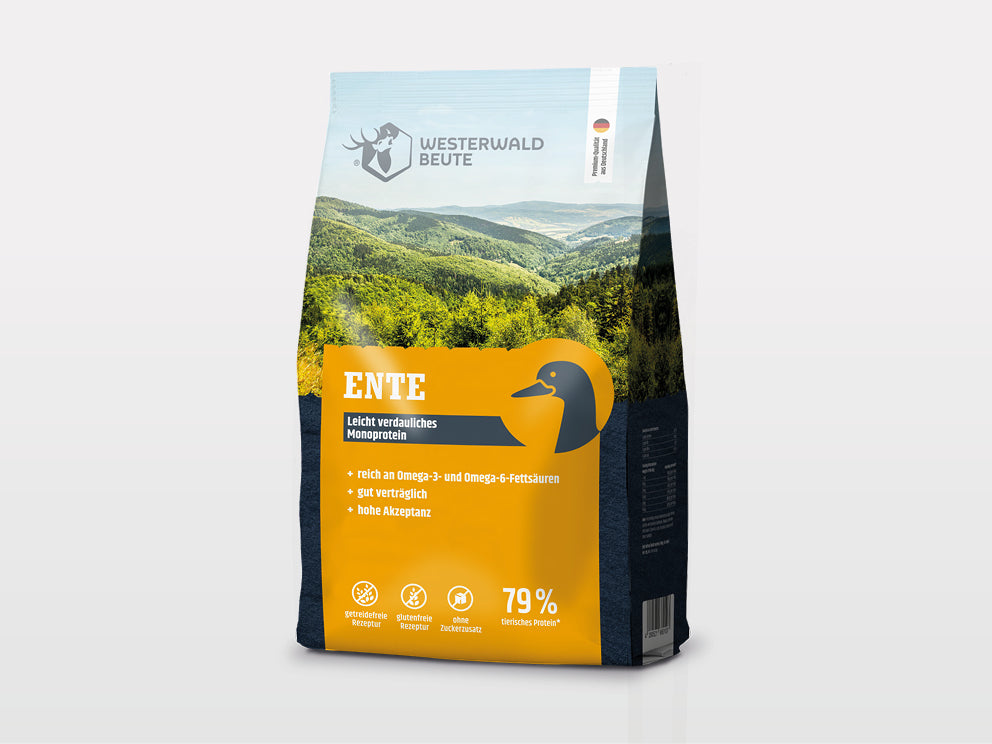 Ein 15kg-Sack Westerwälder Beute Ente Trockenfutter ist mit einem Landschaftsbild, einem gelben Etikett und einem Entensymbol versehen. Highlights: getreidefrei, Entenfleisch als Monoprotein, hohe Verdaulichkeit, Omega-Fettsäuren, und 79% tierisches Eiweiß.
