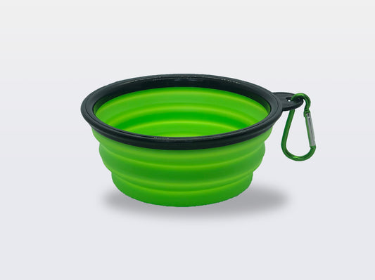 Der grüne Silikon-Napf von SmoothieDog (Ø 13 cm) mit schwarzem Rand und grünem Karabiner, ideal für unterwegs, liegt auf weißem Hintergrund.