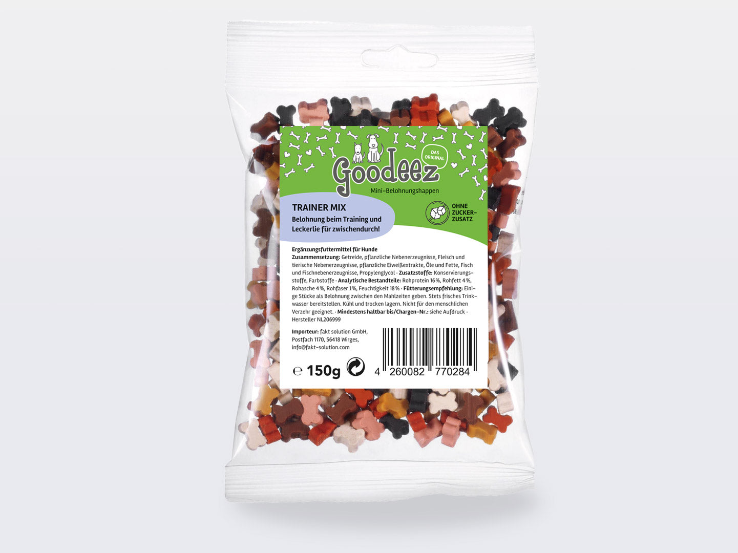 Eine durchsichtige Plastiktüte mit Goodeez Mini-Belohnungshappen Trainer Mix - 150g, geformt wie kleine, farblich sortierte Knochen. Das Etikett auf der Vorderseite weist darauf hin, dass es sich um ein Ergänzungsfuttermittel von Goodeez handelt.